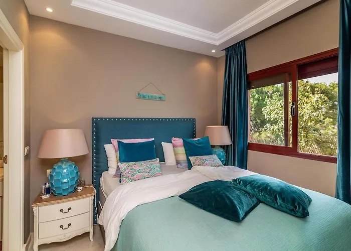 Luxury Boutique Penthouse 2 Bedrooms Pools Open 365 Days *