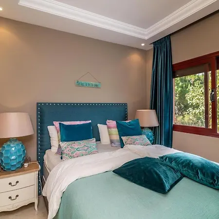 Luxury Boutique Penthouse 2 Bedrooms Pools Open 365 Days *