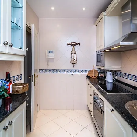 Luxury Boutique Penthouse 2 Bedrooms Pools Open 365 Days *